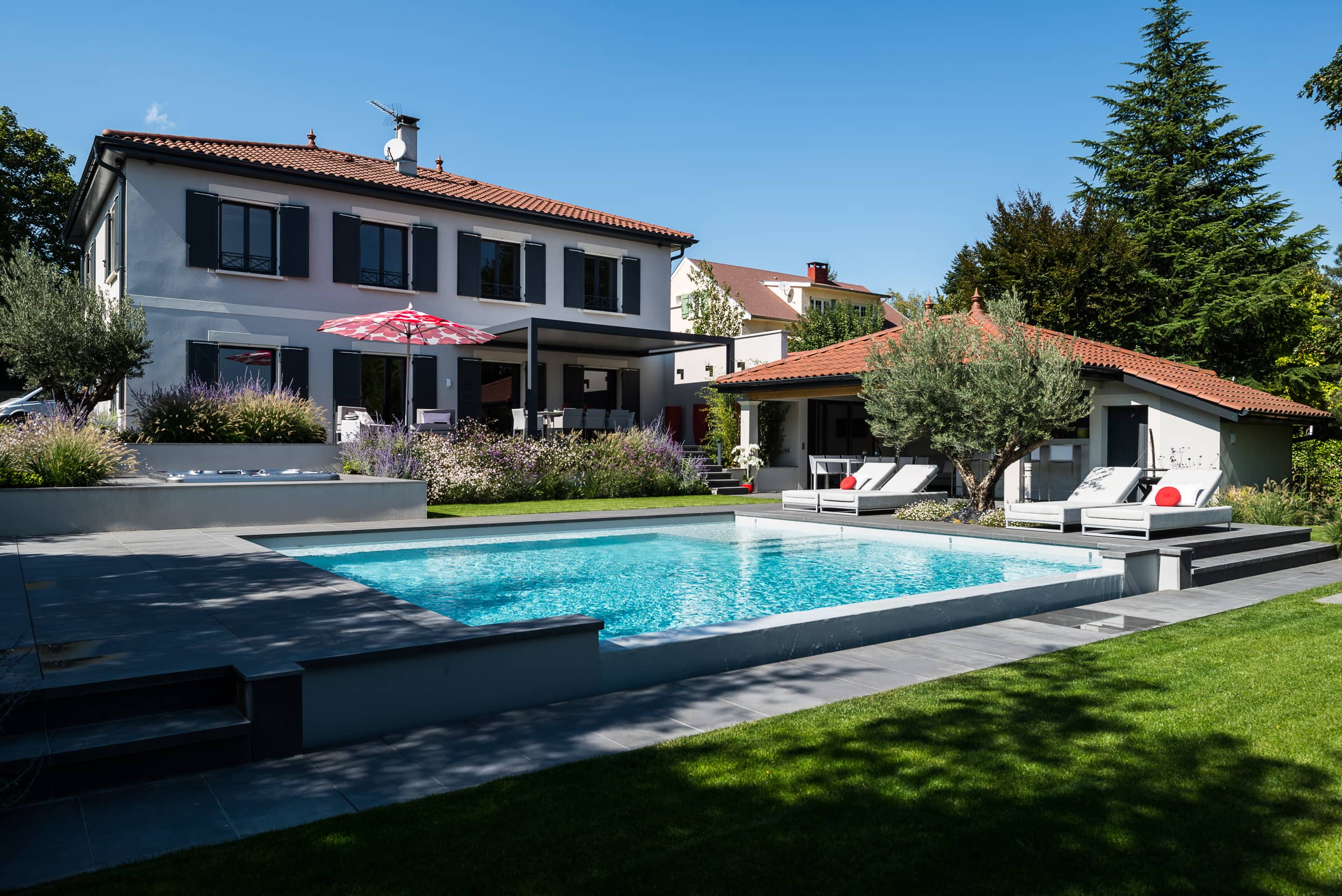 jardin avec grande piscine