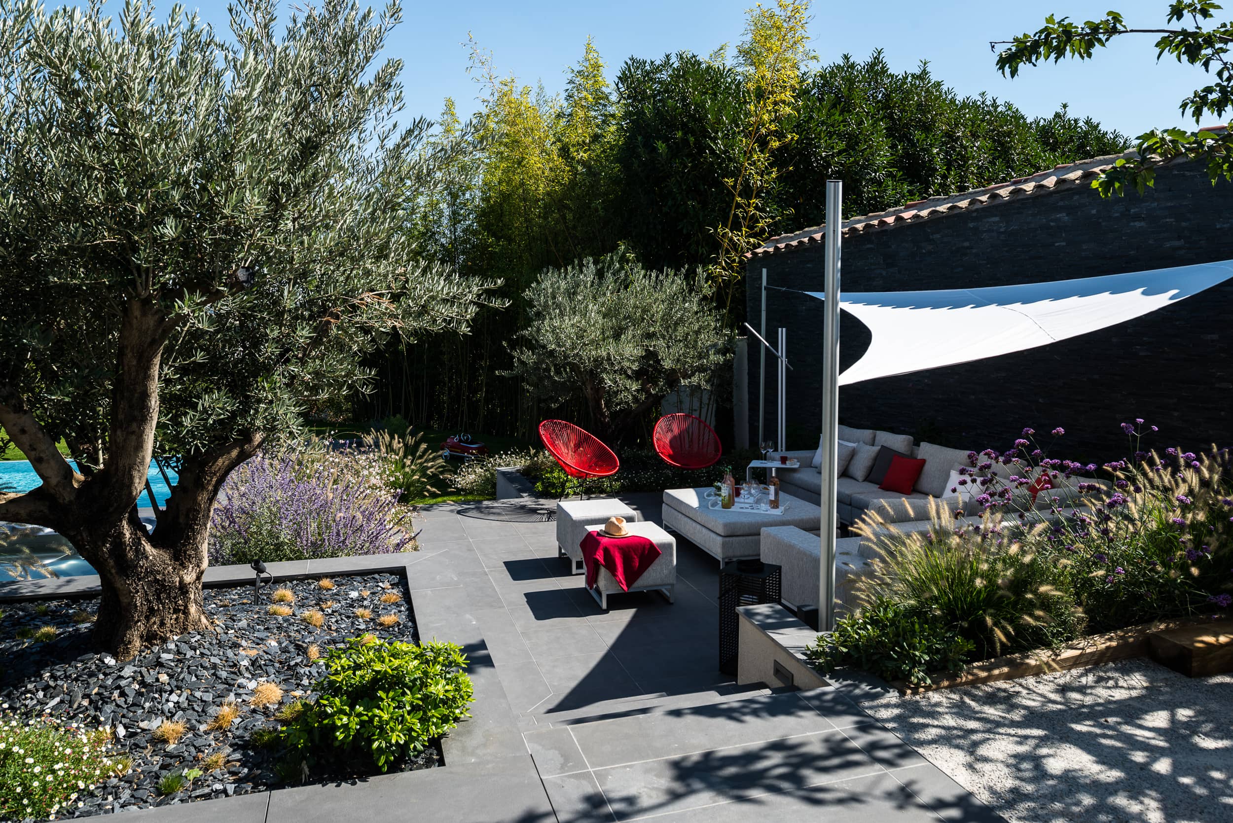 terrasse avec salon et piscine