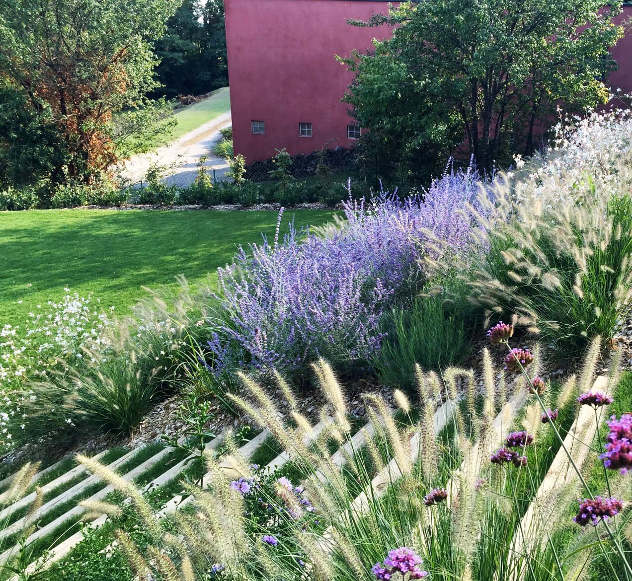 escalier dans un jardin décoré